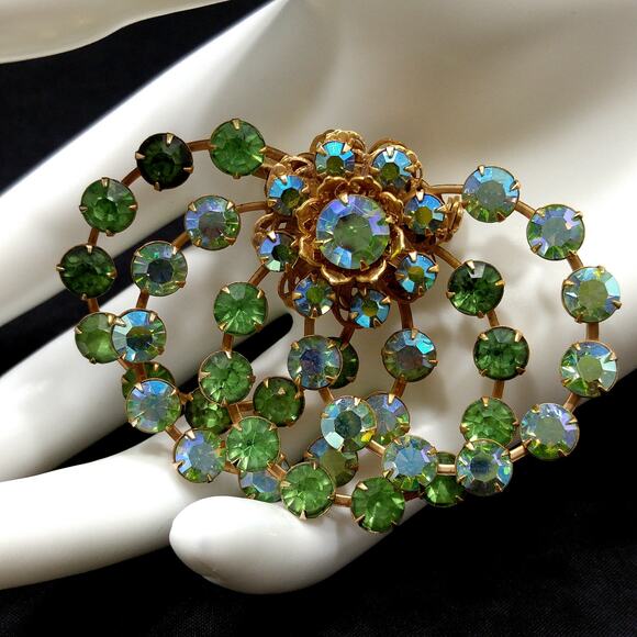 Lisa Jewels Peridot Green Rhinestone Brooch, Gold Plated, 1950s Vintage Jewelry - Picture 2 of 10